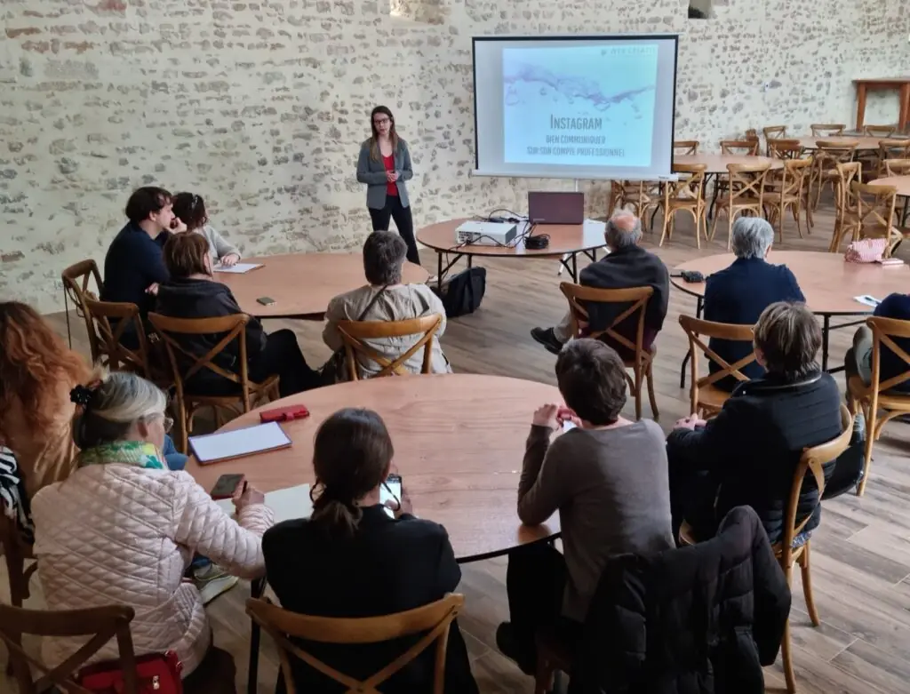 Formation professionnelle en configuration tables rondes dans la salle du château de la Cressonnière