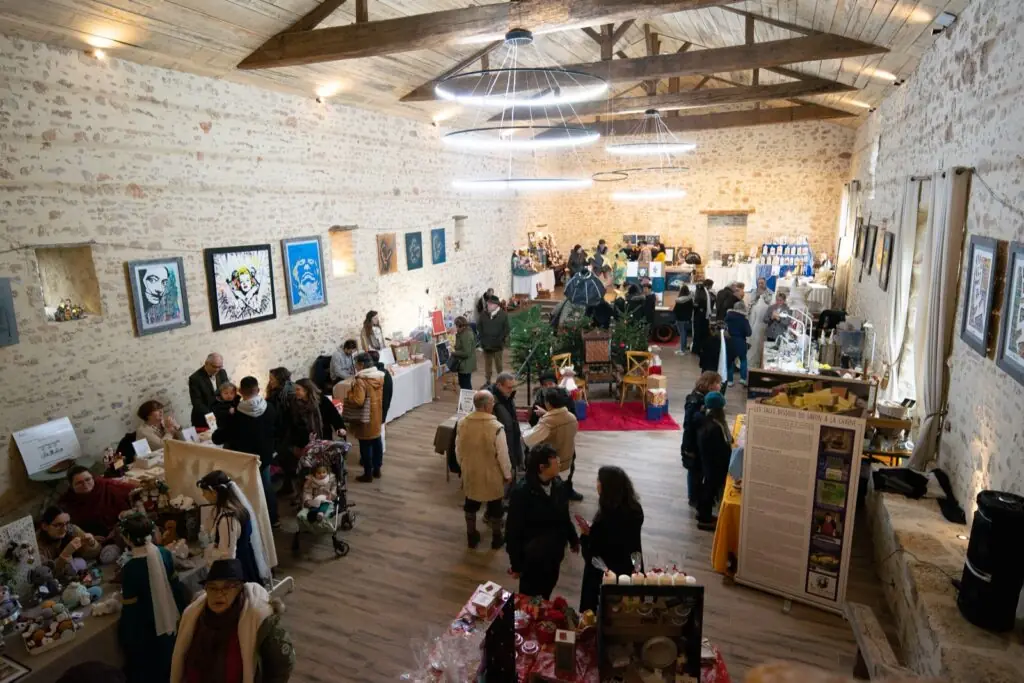 Marché de Noël installé dans la salle de 200 m² du château de la Cressonnière