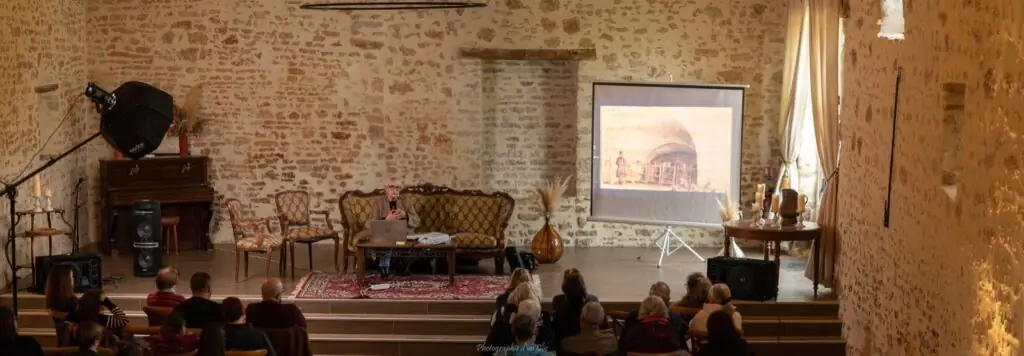 Conférence dans la salle de 200 m² sous plafond cathédrale du château de la Cressonnière