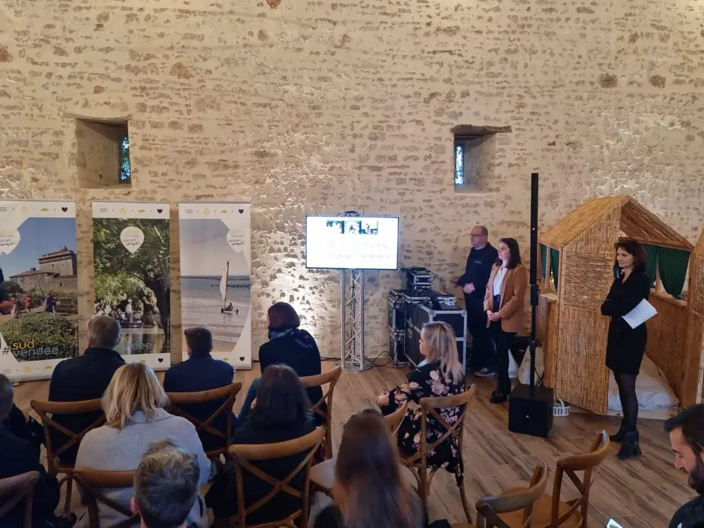 Présentation devant un public de professionnels dans la salle de séminaire du château de la Cressonnière
